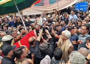 Youm-e-Ashura: LG Sinha Attends Zuljanah Procession in Sgr, Distributes Water to Mourners