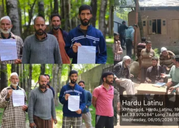 Residents of Harda Latinu and Dasan Protest Against BDO Office Sukhnag Over Gram Sabha Issue