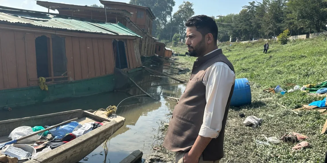 Er. Aijaz Hussain Visits Abi Guzar Bund; Seeks Rehabilitation for Families Affected by Houseboat Tragedy