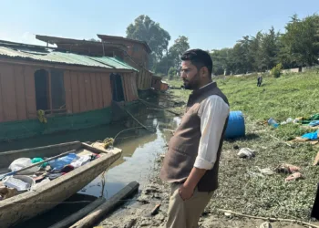 Er. Aijaz Hussain Visits Abi Guzar Bund; Seeks Rehabilitation for Families Affected by Houseboat Tragedy