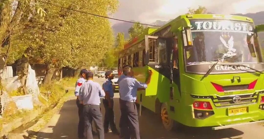 سیماری حادثے کے بعد کرناہ میں ٹریفک قوانین کی خلاف ورزیوں کے خلاف کریک ڈاؤن تیز