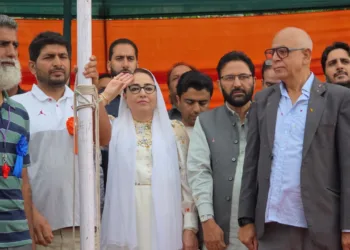 Dr Andrabi unfurled Tiranga at Independence Day Waqf Event held at Sultan-ul-Arifeen Higher Secondary Institute Srinagar