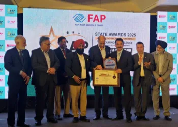 GVEI chairman receives Fakhr-E- Taleem lifetime achievement award from FAP