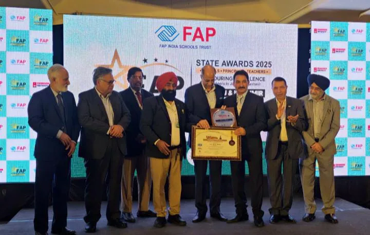 GVEI chairman receives Fakhr-E- Taleem lifetime achievement award from FAP