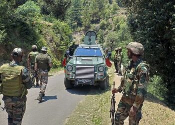 Corps commander visits Kishtwar, reviews ongoing operations