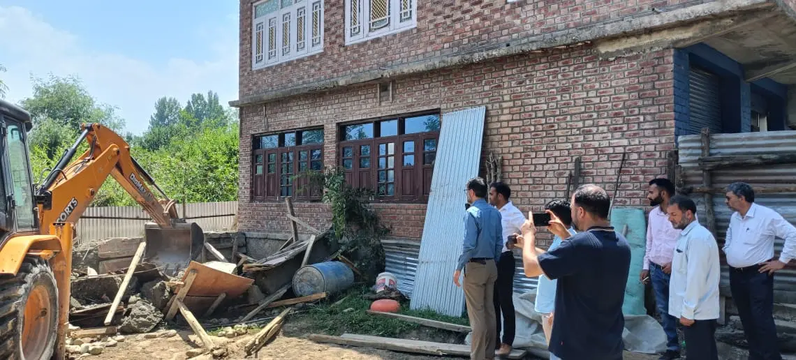 15 Marlas of Kahcharai Land Retrieved During Anti-Encroachment Drive in Turigam Kulgam