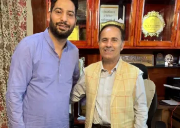 Er. Aijaz Hussain Meets Director Education Kashmir; Urges Focus on Poor Students in Government Schools