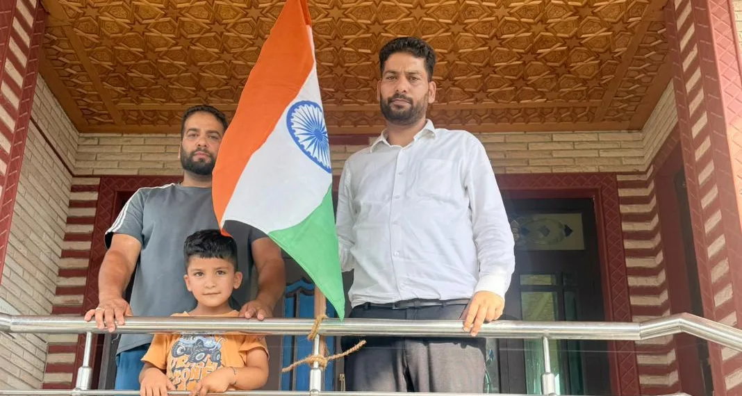 Er. Aijaz Hussain Hoists Tricolor at Balhama Residence under Nationwide #HarGharTiranga Campaign