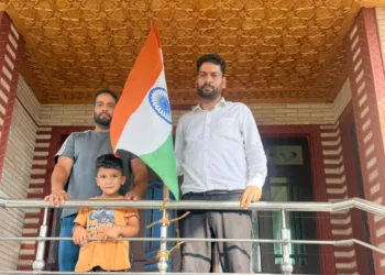 Er. Aijaz Hussain Hoists Tricolor at Balhama Residence under Nationwide #HarGharTiranga Campaign