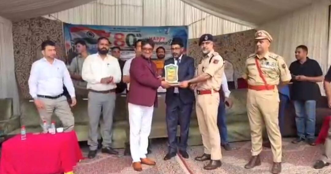 SDM Chadoora Honours Er. Nazir Ahmad Yatoo for Tireless Public Service, Strengthening Administration–People Connect