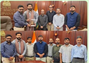 District Administration Kupwara Bids Farewell to Outgoing DIO Iftakhar Naseem, Welcomes Aadil Manzoor Wani