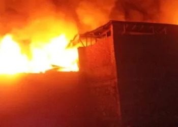 Major Fire Ravages Commercial Units in Tengpora Srinagar, F&ES on Job