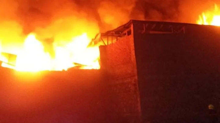 Major Fire Ravages Commercial Units in Tengpora Srinagar, F&ES on Job