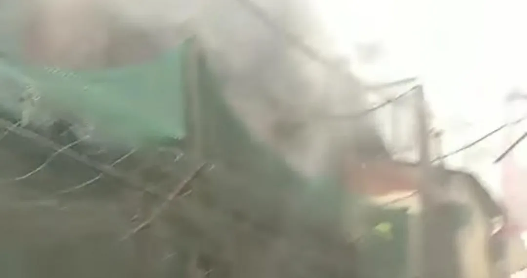 Fire Engulfs CRPF Banker’s Building in Karanagar, Srinagar