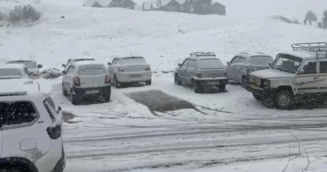 Sub-Zero Temperatures Grip Kashmir, Gulmarg records Season Lowest at -8.8°C, Srinagar shivers at -3.6°C