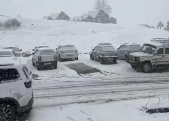 Sub-Zero Temperatures Grip Kashmir, Gulmarg records Season Lowest at -8.8°C, Srinagar shivers at -3.6°C