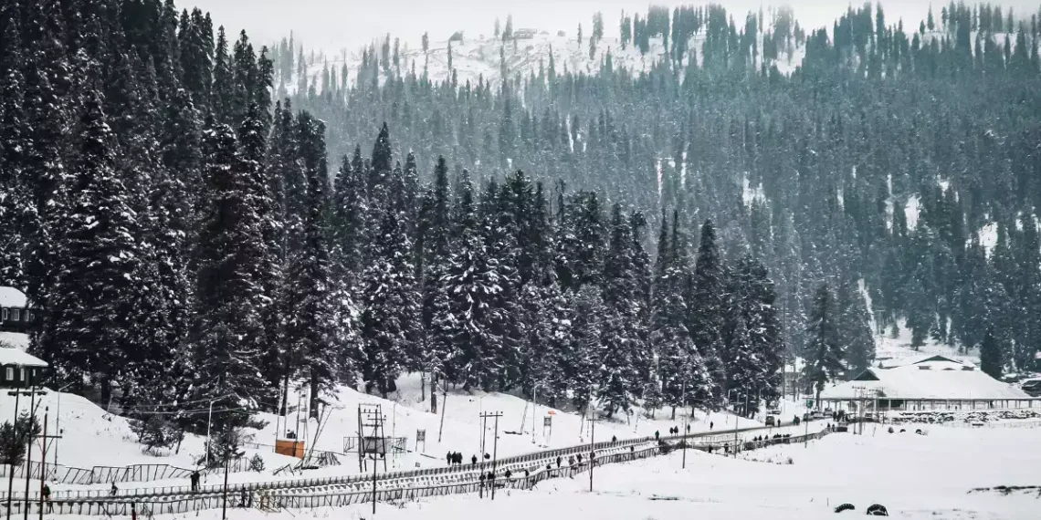 Affarwat Gulmarg sees season’s first snowfall, Rains lash J&K, clear skies expected by Afternoon: MeT