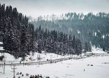 Affarwat Gulmarg sees season’s first snowfall, Rains lash J&K, clear skies expected by Afternoon: MeT