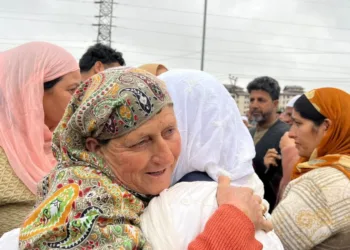 Kashmir’s Haj 2026 Pilgrimage Begins; First Batch Departs Amid Emotional Scenes in Srinagar