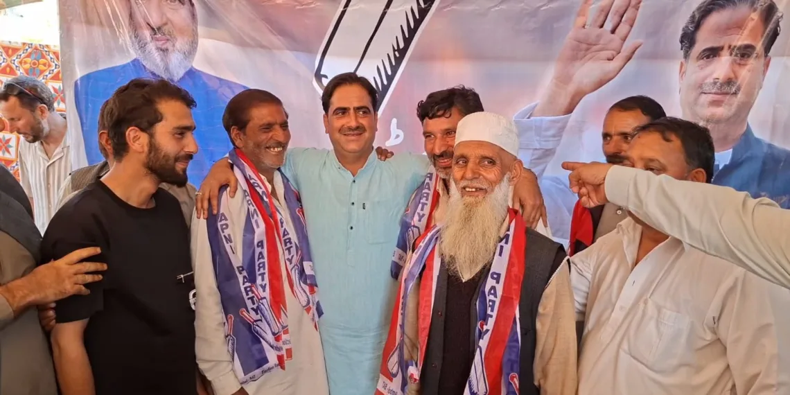 Prominent PDP Workers Join Apni Party During Workers’ Meeting in Hajin Sonawari