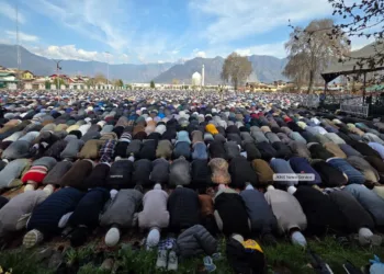 Around One Lakh Devotees Offer Jumat-ul-Vida Prayers at Hazratbal Shrine