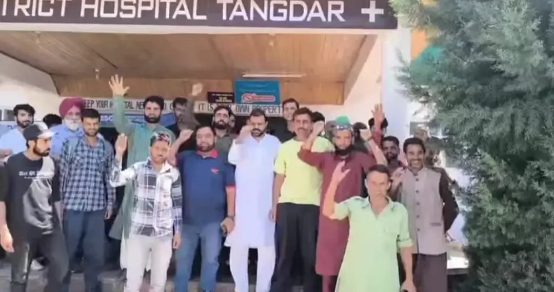 Karnah Health Crisis: Hundreds of people staged protest outside the SDH Tangdar