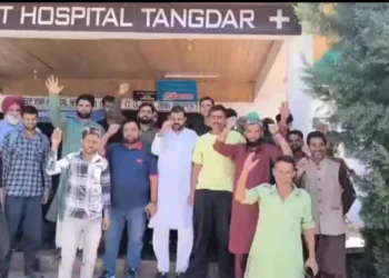 Karnah Health Crisis: Hundreds of people staged protest outside the SDH Tangdar