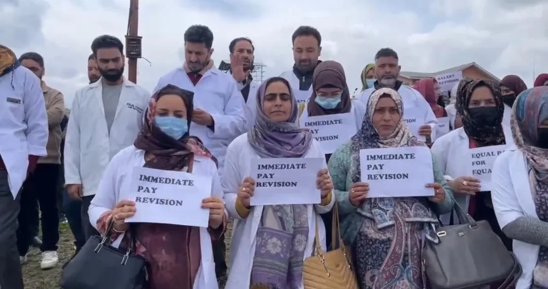 NHM Employees Hold Peaceful Protest in Shopian, Seek Pay Revision and Job Security