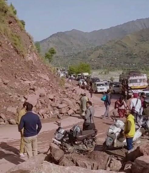 Landslide causes Jammu-Poonch highway to shut down in Mendhar