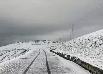 Razdan pass sees fresh snowfall, Gurez-Bandipora road stays open for traffic