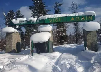 After snowfall, tourists flow on the rise in Dodhpathri Budgam
