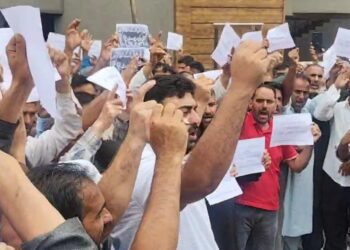 Daily Wagers Protest in Srinagar, Demand Time-Bound Regularisation
