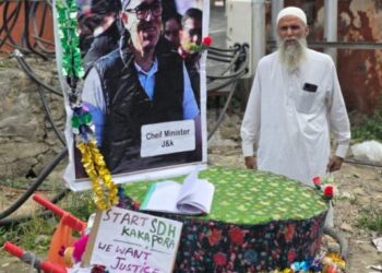Pulwama Elderly Man Walks to Srinagar With Giant Kashmiri Cap, Seeks Operationalisation of SDH Kakapora