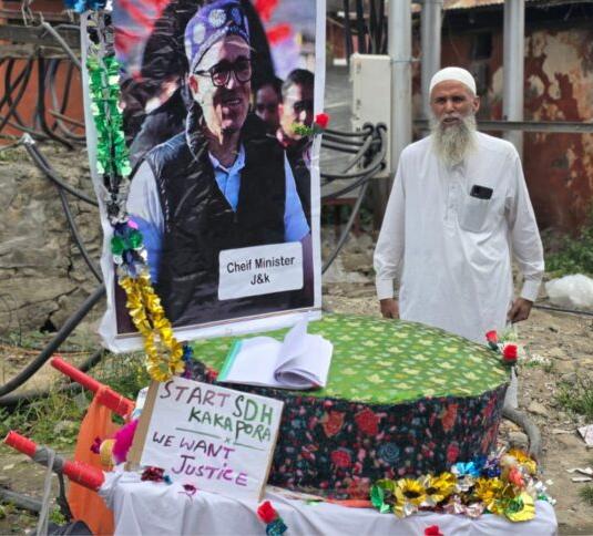 Pulwama Elderly Man Walks to Srinagar With Giant Kashmiri Cap, Seeks Operationalisation of SDH Kakapora