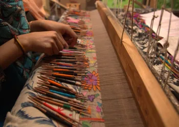 THE CULTURAL SPLENDOR OF KASHMIR: WEAVING TRADITION WITH MODERNITY