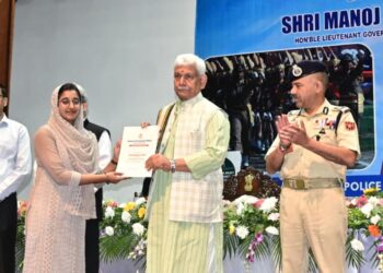 LG Manoj Sinha Hands Appointment Letters to 3,200 J&K Police Constables, Calls for Relentless Fight Against Terror & Drugs