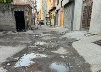 Narparistan Fateh Kadal Road in Disrepair, Residents Demand Urgent Repairs