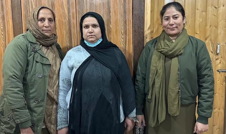 Srinagar Police Arrests Notorious Woman & Two Associates Involved in Widespread Cheating and Stolen Gold Racket Across Kashmir