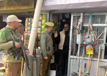 Srinagar Police Steps Up Security Checks, Inspects Chemical & Fertilizer Shops Across City