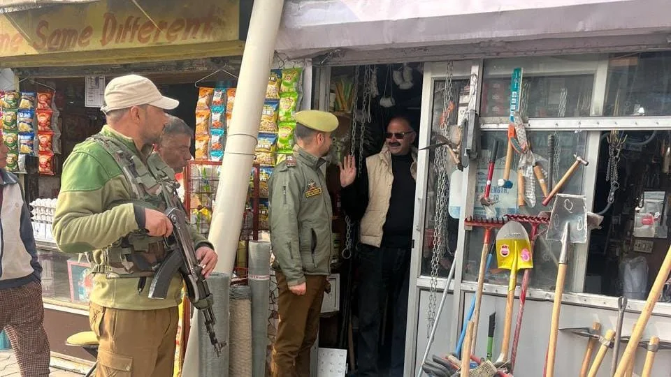 Srinagar Police Steps Up Security Checks, Inspects Chemical & Fertilizer Shops Across City