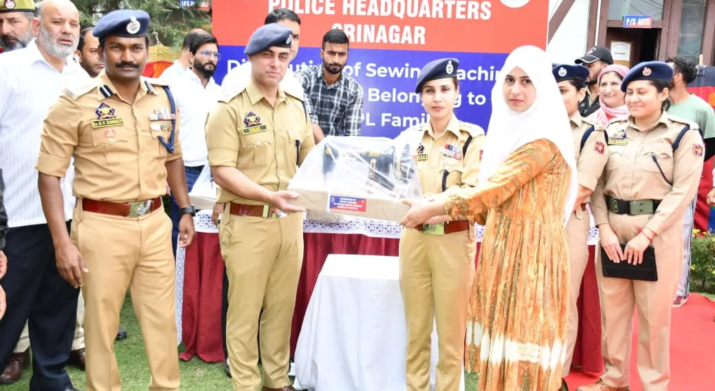 Srinagar Police Hands Over Sewing Machines to Underprivileged Women