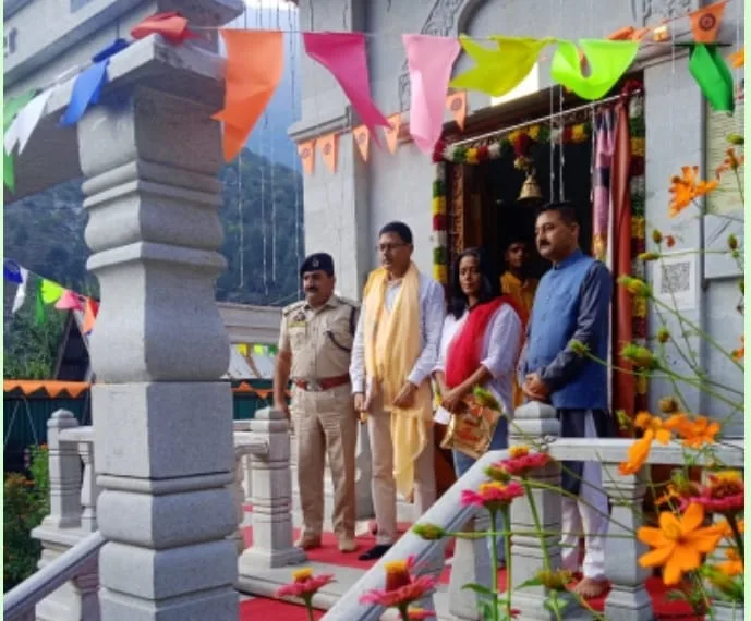 Chandraker Bharti Pays First Visit to LoC, Offers Prayers at Sharda Temple in Teetwal
