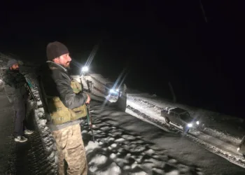 220 Passengers Rescued After Vehicles Trapped at Sinthan Top Due to Heavy Snowfall