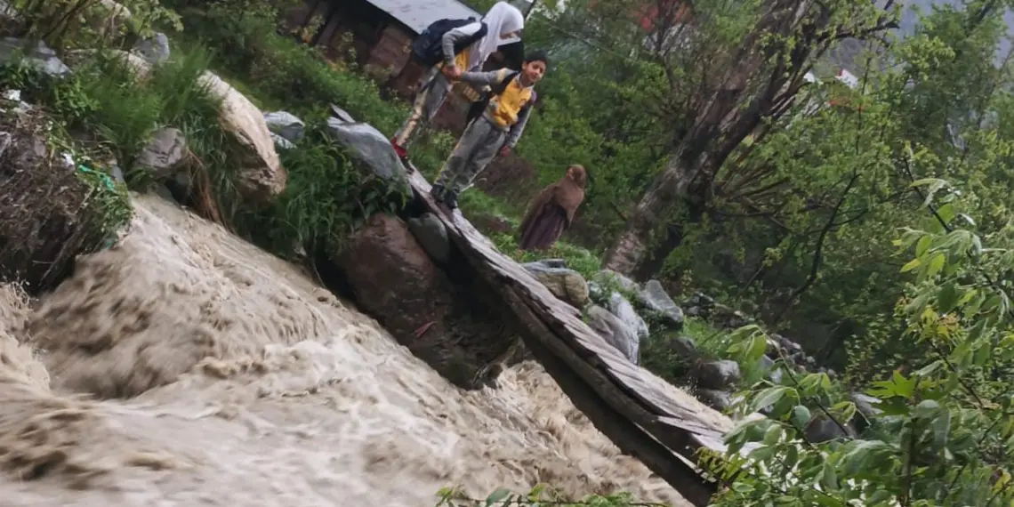 نالہ بت موجی پر قائم فیض آباد دلدار کا عارضی پل تعمیر کا منتظر