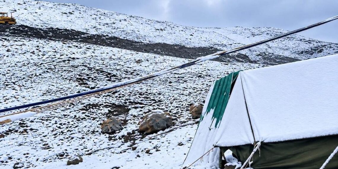Rains Lash Kashmir As Temperatures Dip, Fresh Snowfall Covers Gurez, Tulail And Kabul Gali