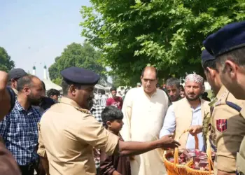 SSP Srinagar Greets People, Distributes Sweets at Hazratbal on Eid