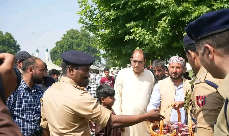 SSP Srinagar Greets People, Distributes Sweets at Hazratbal on Eid