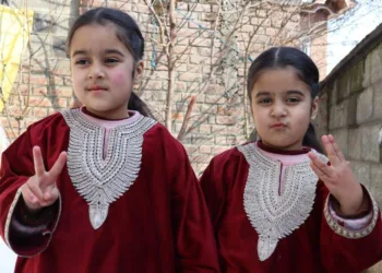 We Want PM Modi to Visit Kashmir, See Its Beauty, Help Apple Growers: Twin Anantnag Girls Appeals PM