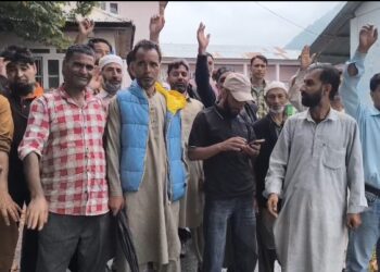 روزانہ اجرت پر کام کرنے والے ملازمین کا منی سیکریٹریٹ کرناہ میں احتجاج، مستقل کرنے اور کمیٹی کی سفارشات پر عملدرآمد کا مطالبہ: