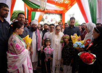 Waqf Board Celebrates Independence Day with Grandeur at Srinagar; Dr Darakhshan hoists National Flag